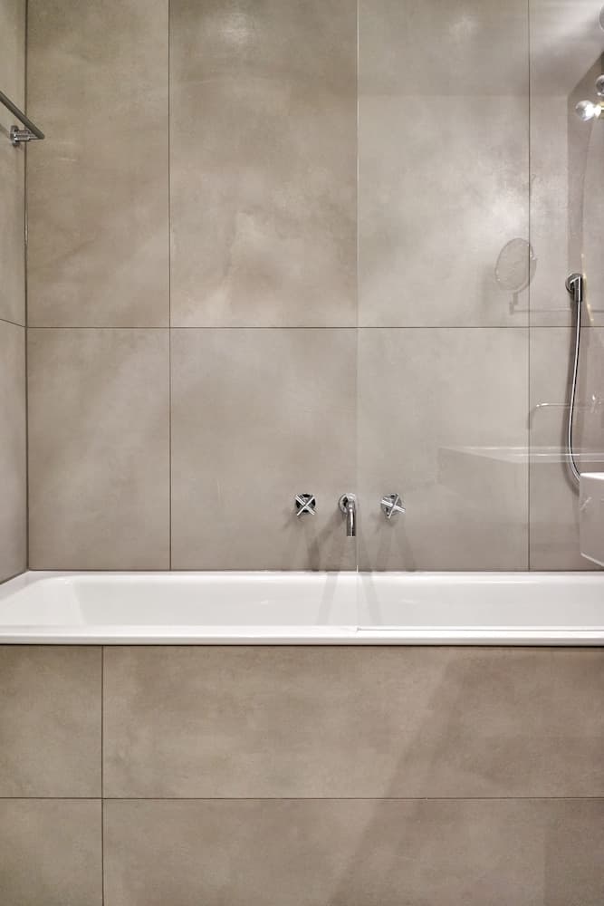 Deep soaking bathtub