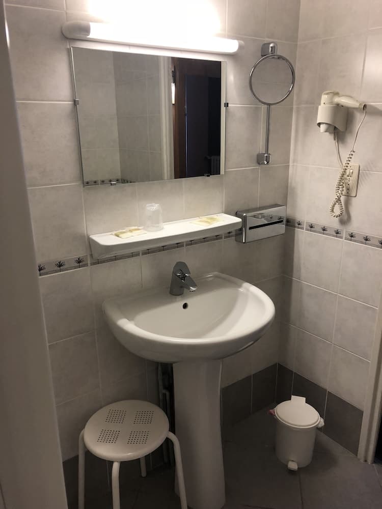 Bathroom sink