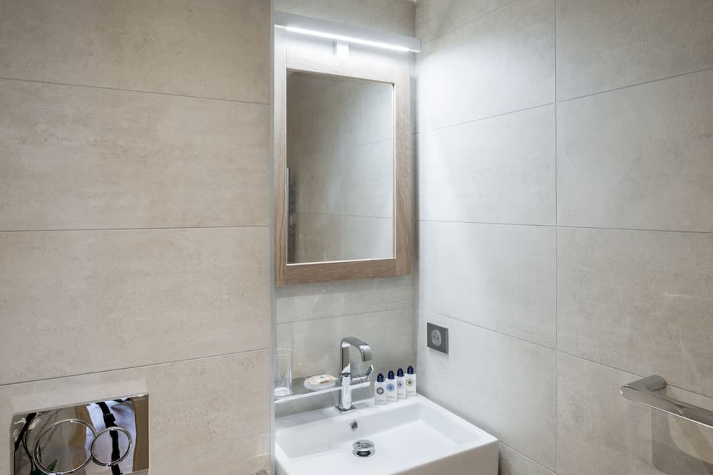 Bathroom sink