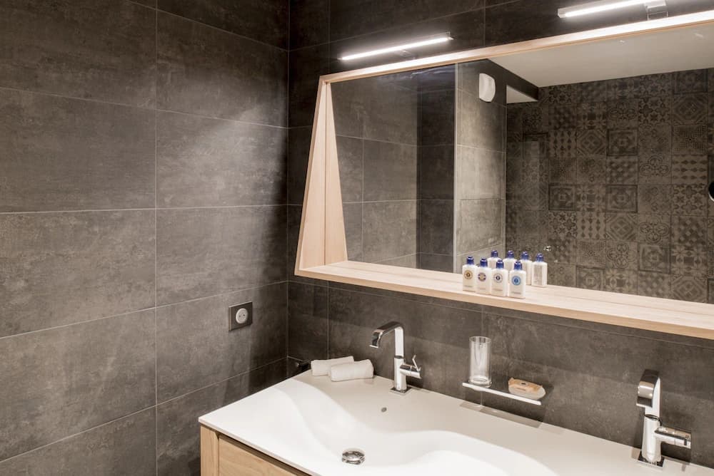 Bathroom sink