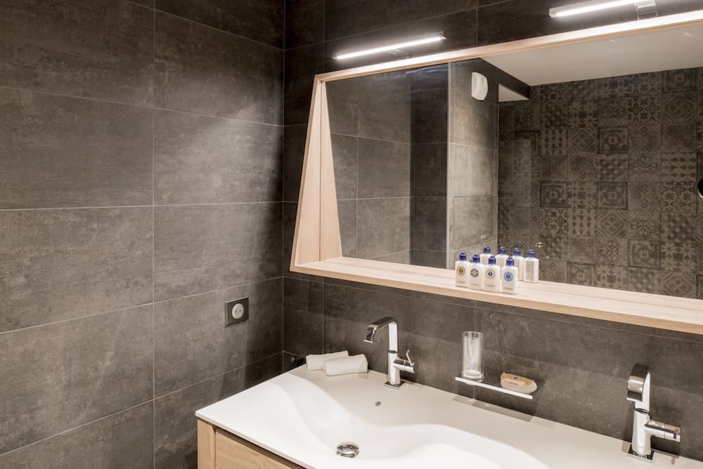 Bathroom sink