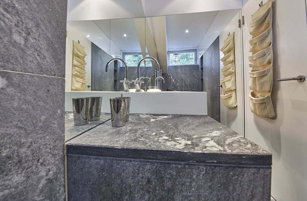Bathroom sink