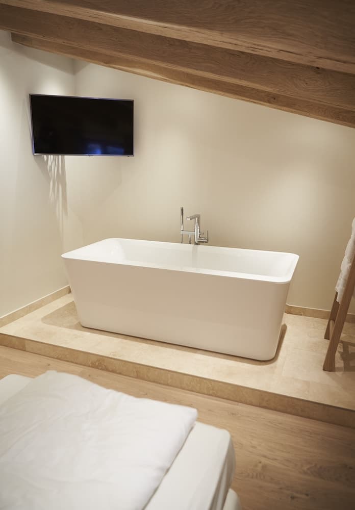 Deep soaking bathtub