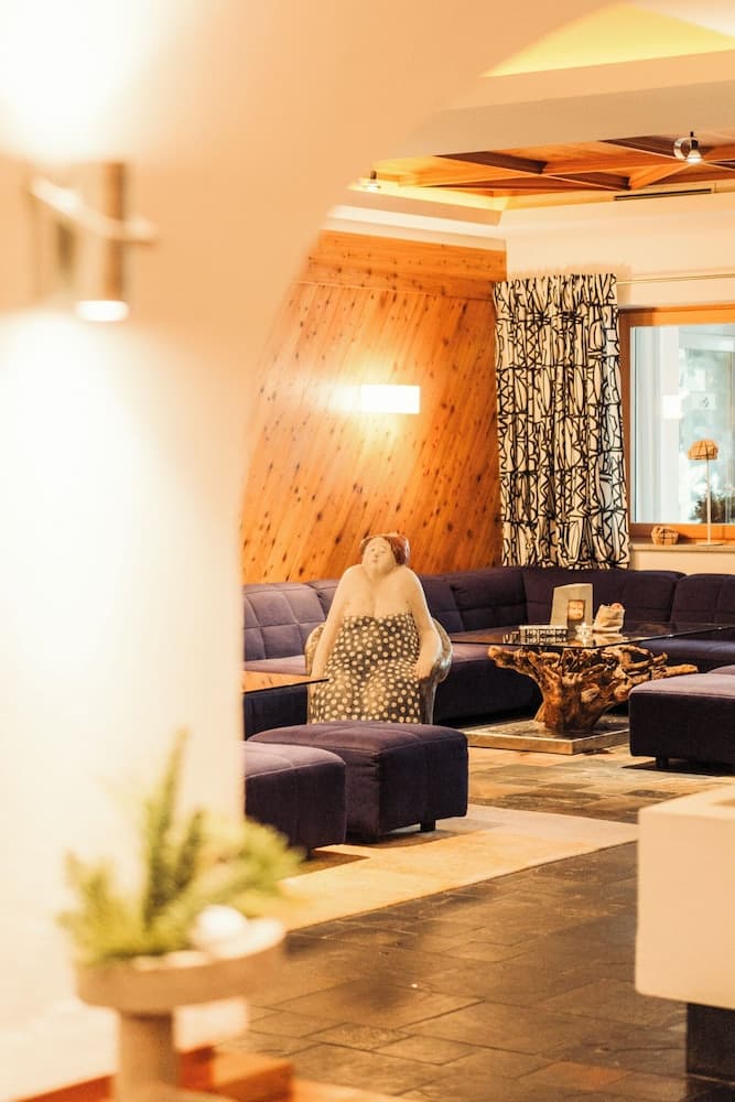 Lobby lounge