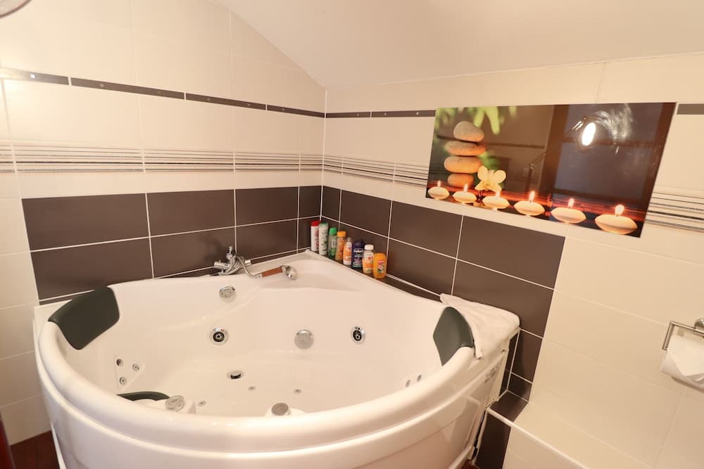 Indoor spa tub