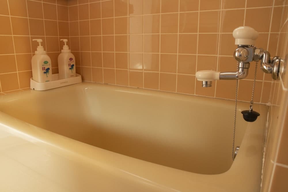 Deep soaking bathtub