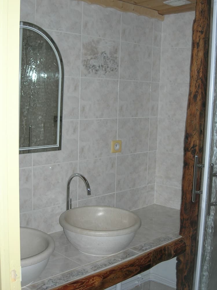 Bathroom sink
