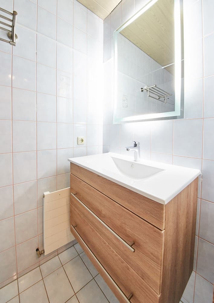 Bathroom sink