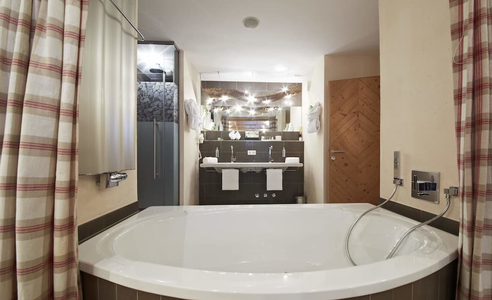 Deep soaking bathtub