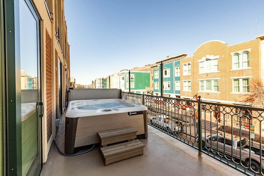 Private spa tub
