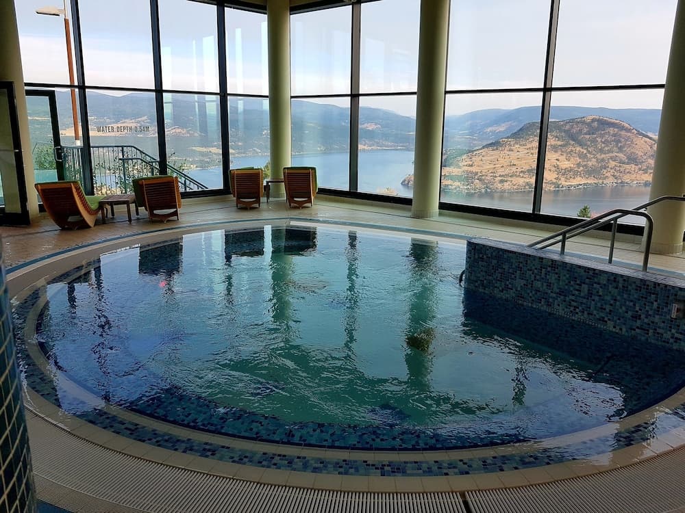 Indoor spa tub