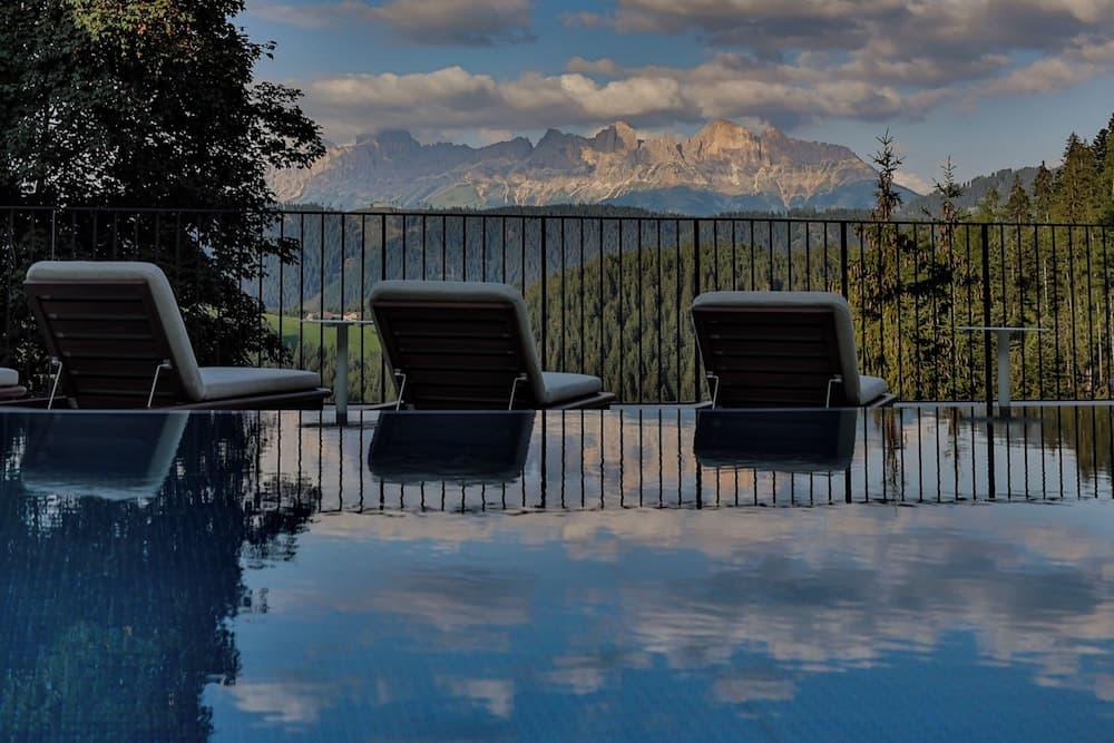 Indoor/outdoor pool