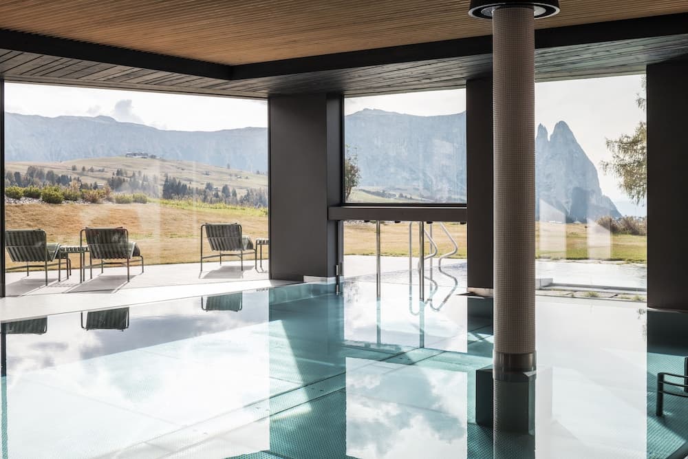Indoor/outdoor pool