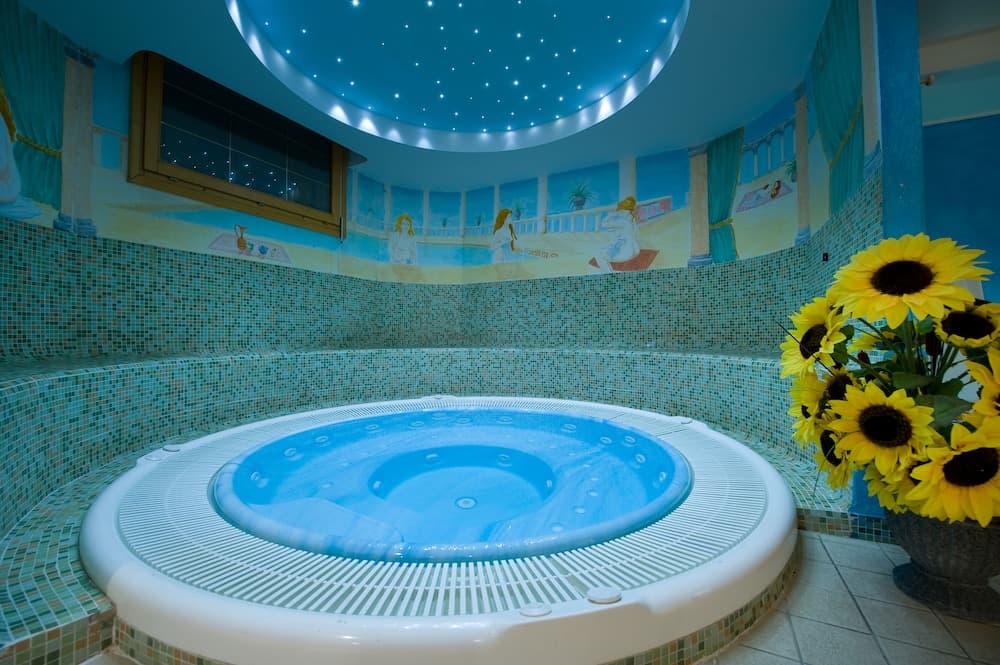 Indoor spa tub