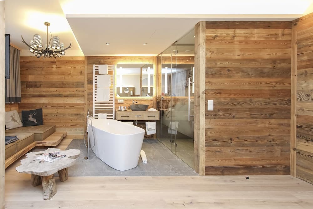 Deep soaking bathtub