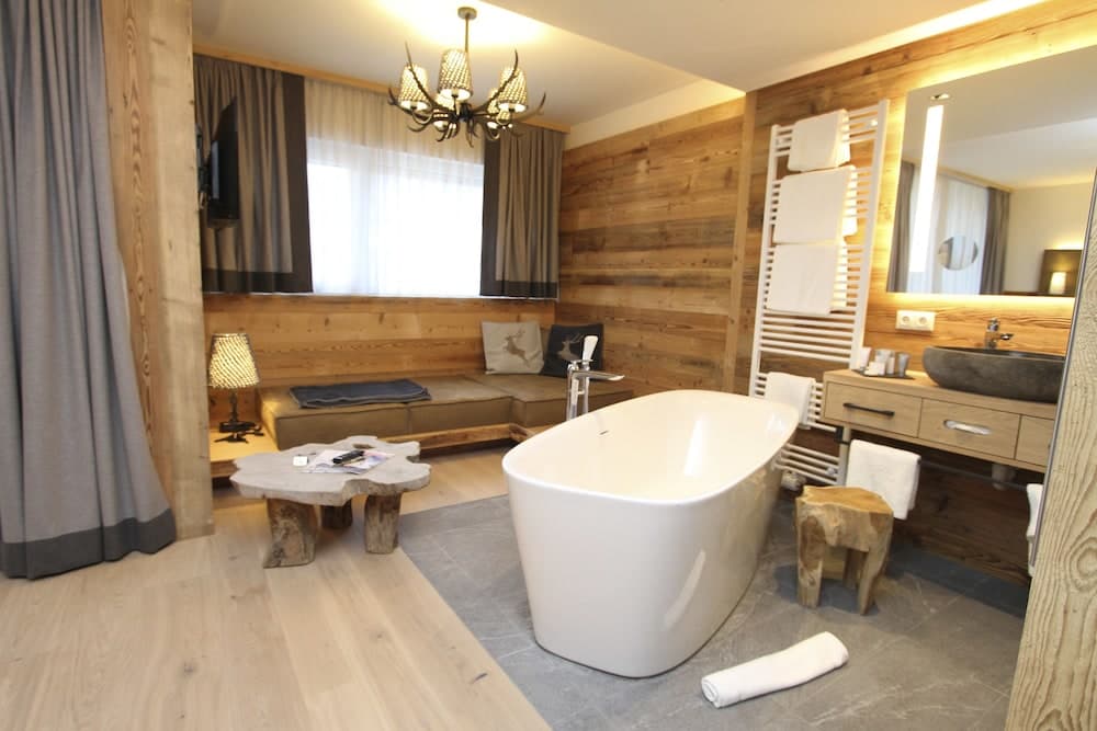 Deep soaking bathtub