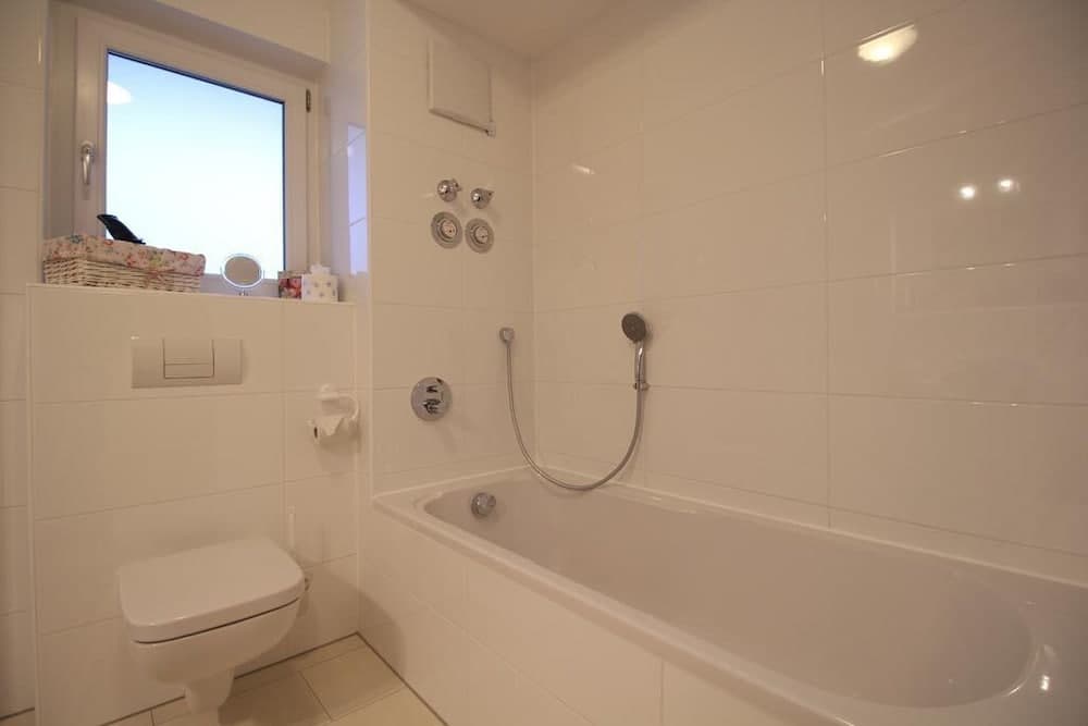 Deep soaking bathtub