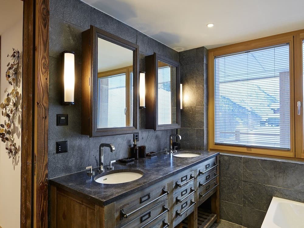 Bathroom sink