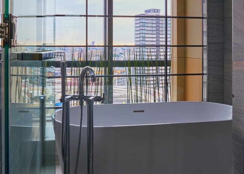 Deep soaking bathtub
