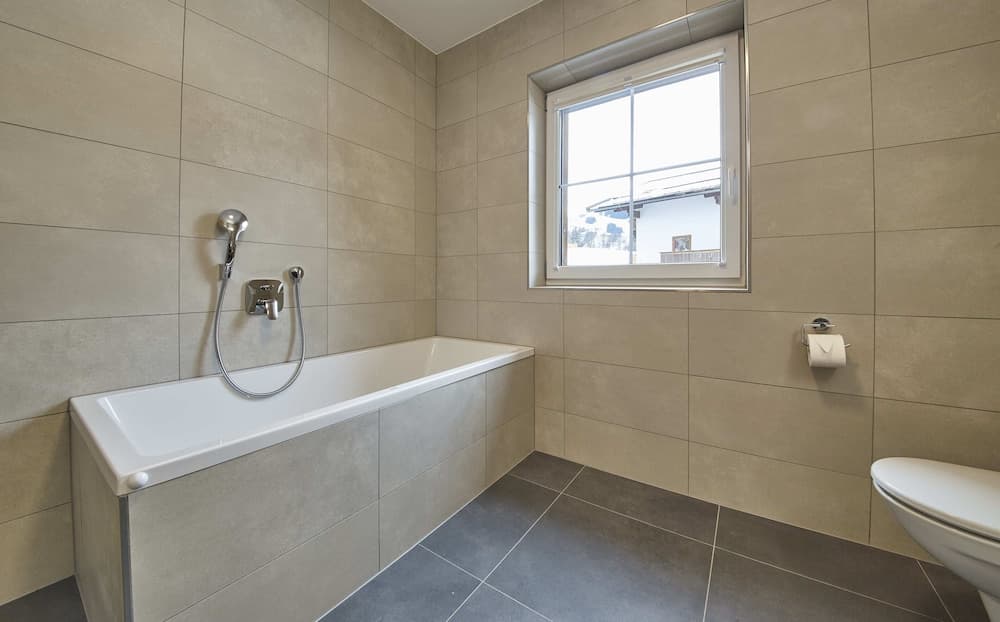 Deep soaking bathtub
