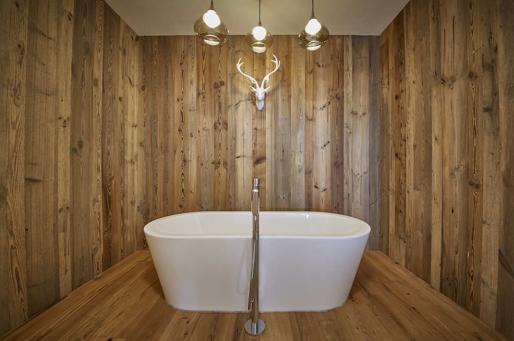 Deep soaking bathtub