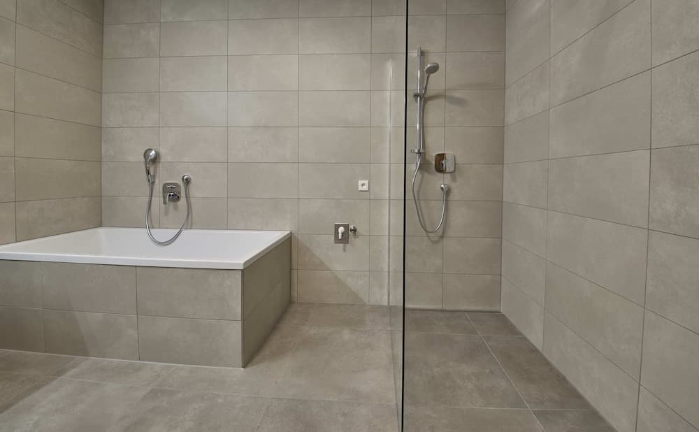 Deep soaking bathtub