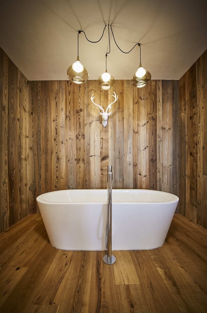 Deep soaking bathtub