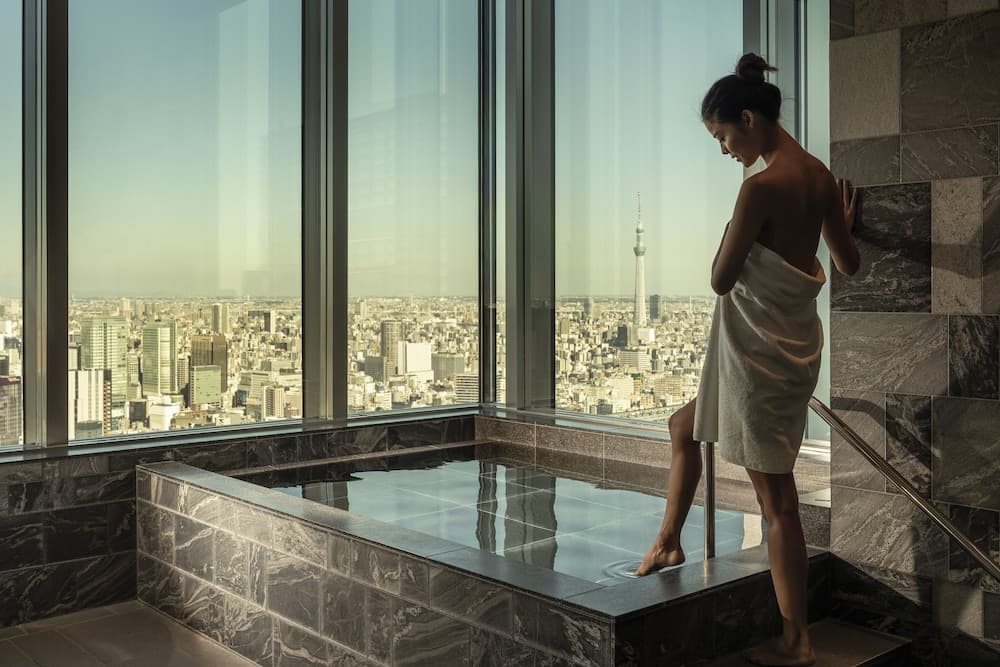Indoor spa tub