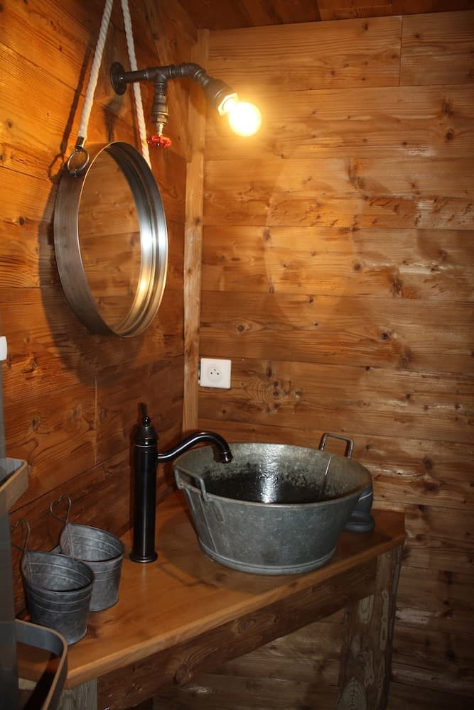 Bathroom sink