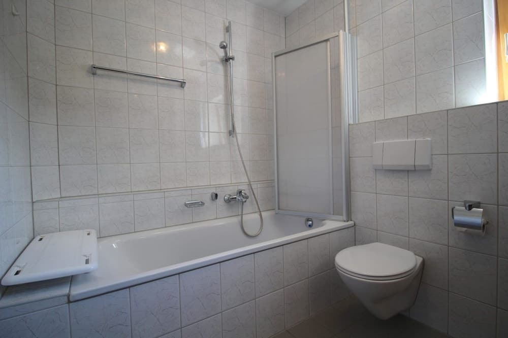 Deep soaking bathtub