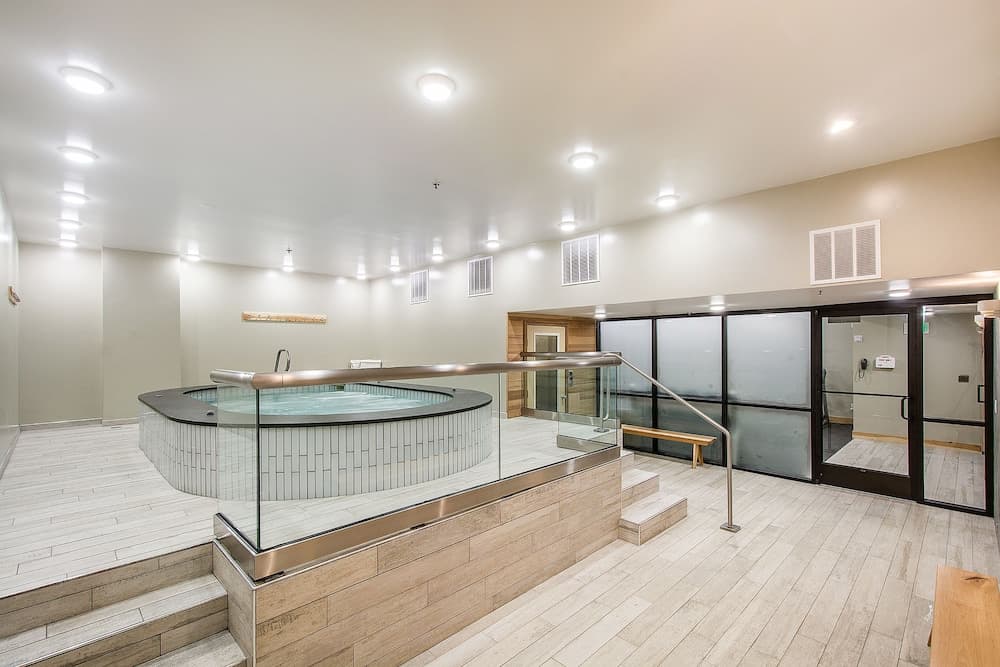 Indoor spa tub