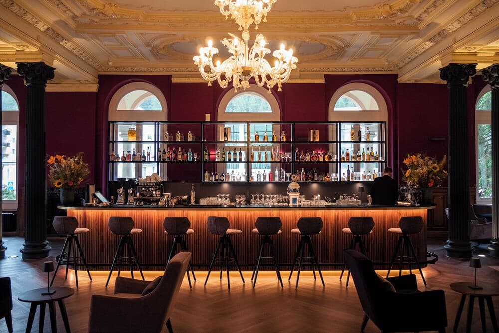 Lobby lounge
