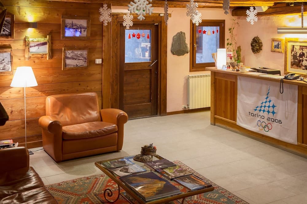 Lobby lounge