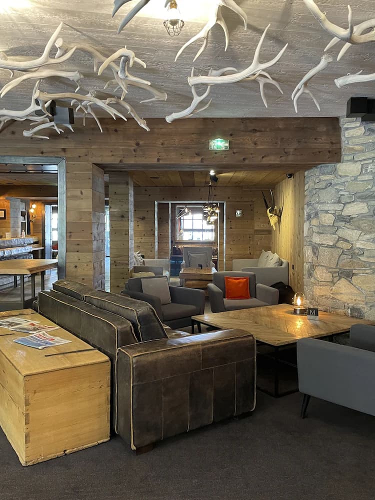 Lobby lounge