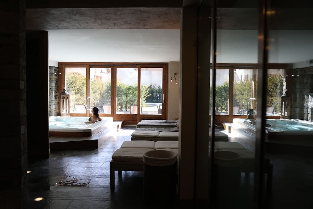 Indoor spa tub