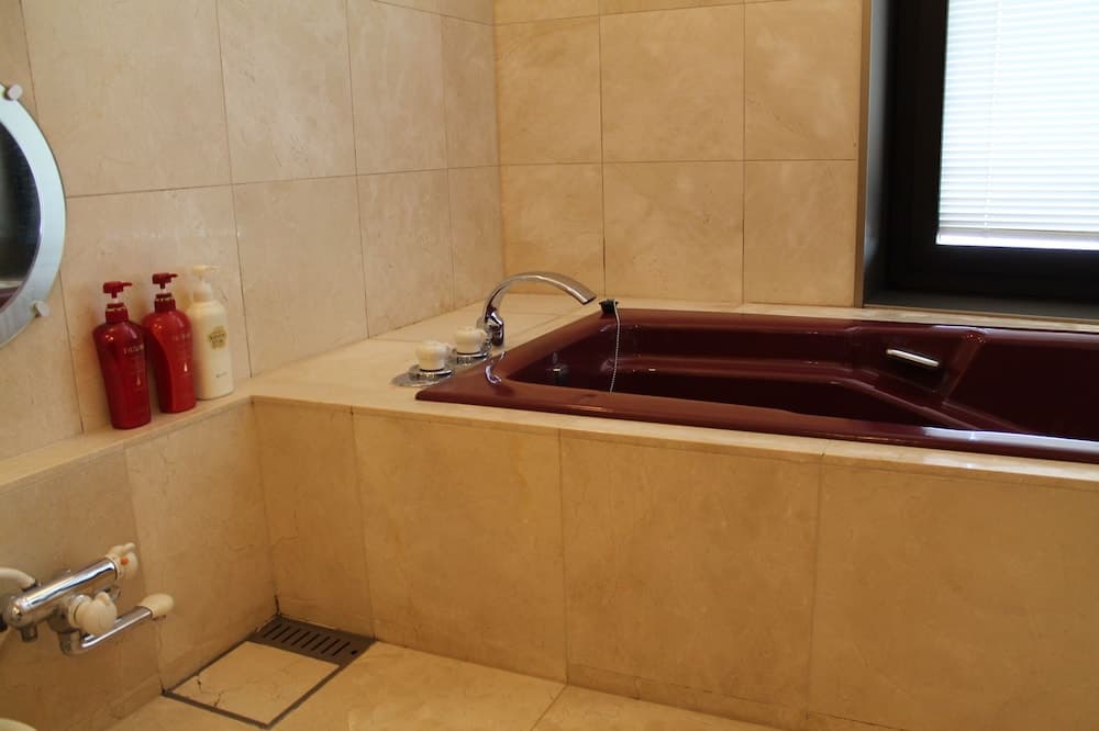 Deep soaking bathtub