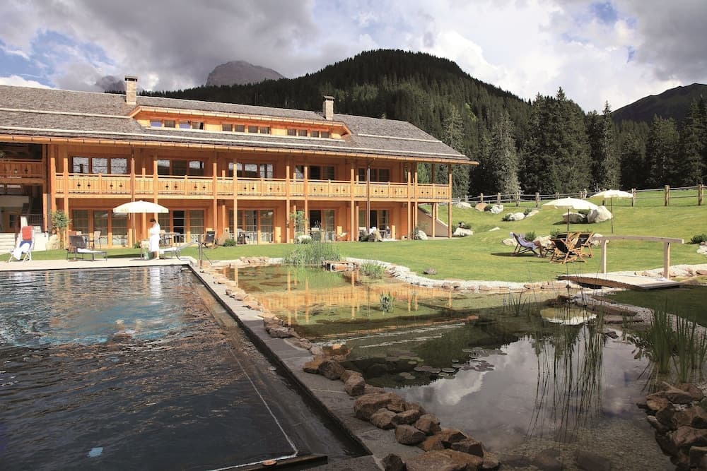 Indoor/outdoor pool