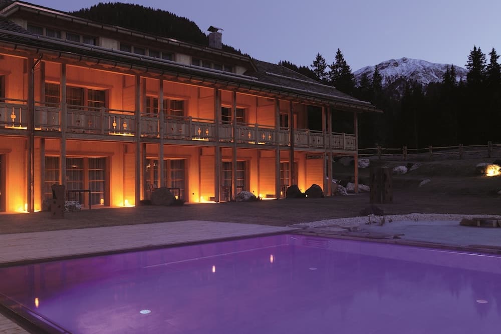 Indoor/outdoor pool