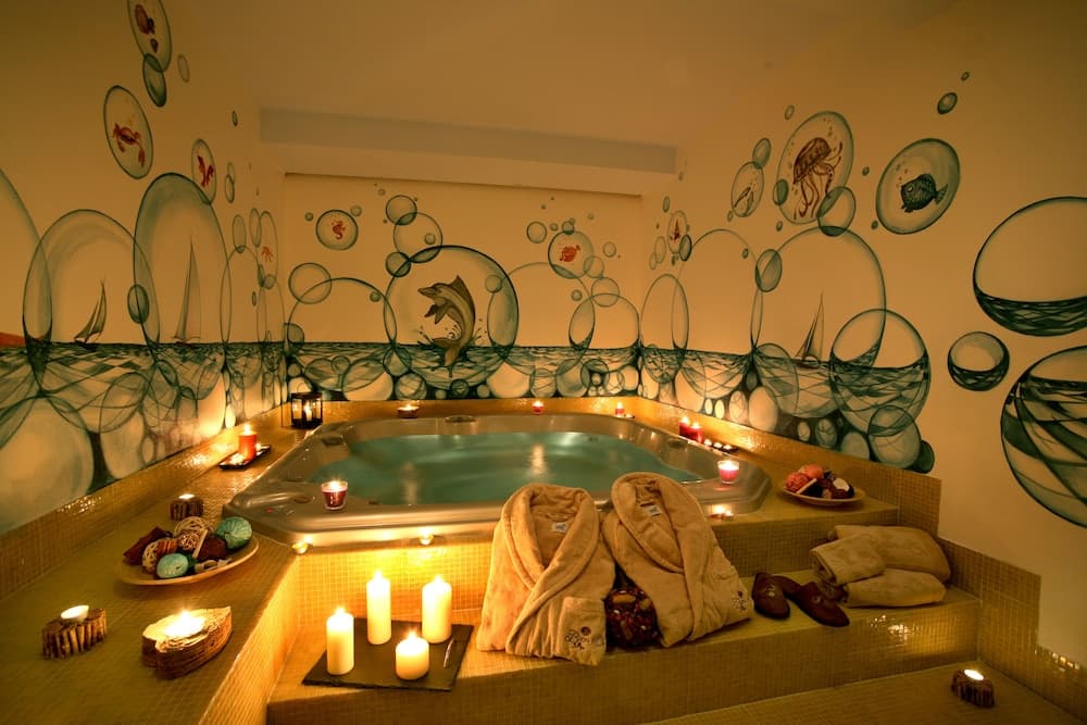 Indoor spa tub