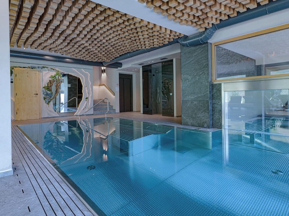 Pool waterfall
