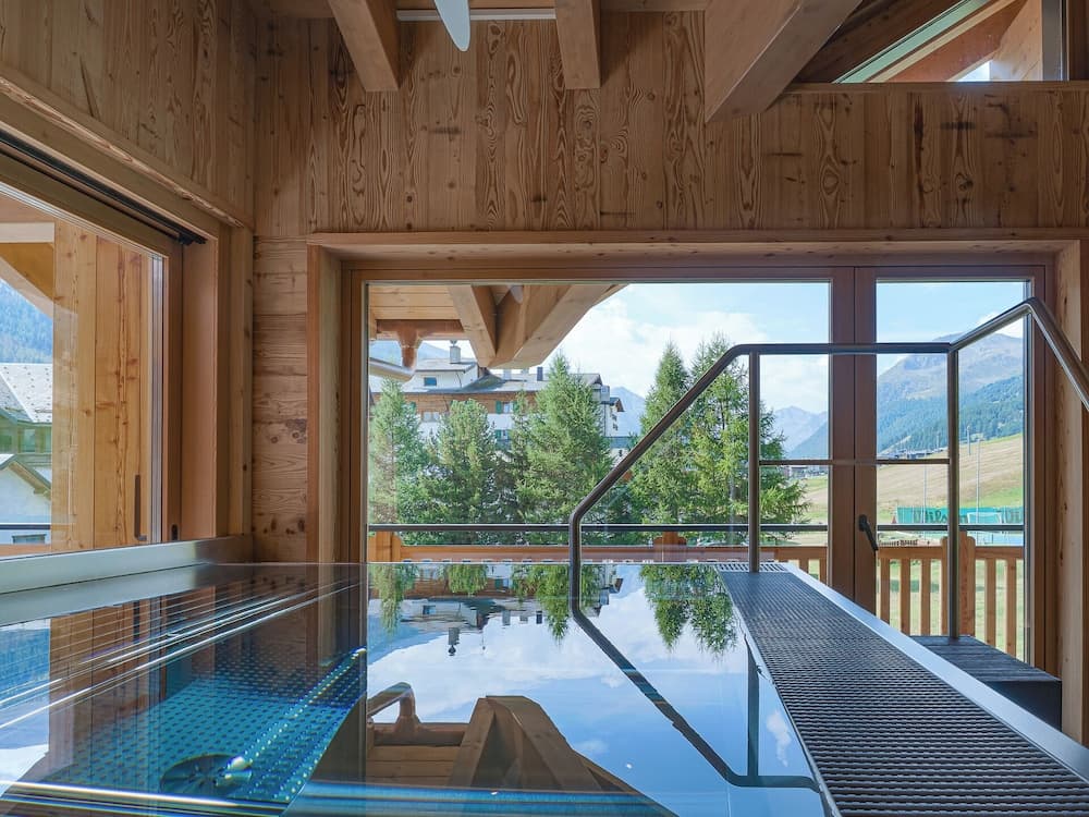 Indoor spa tub