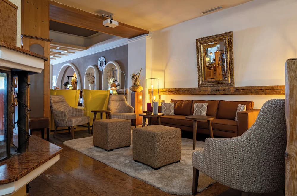 Lobby lounge