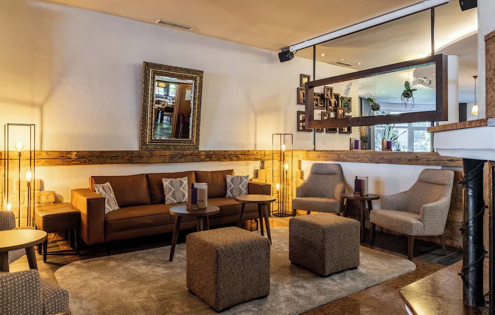 Lobby lounge