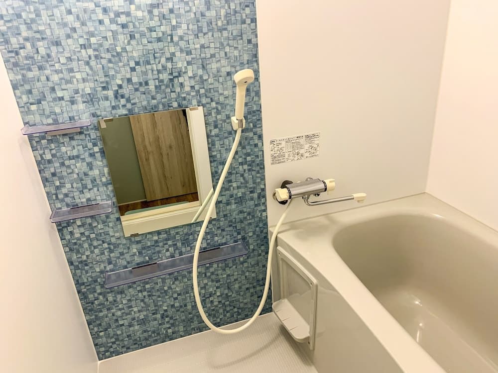 Deep soaking bathtub