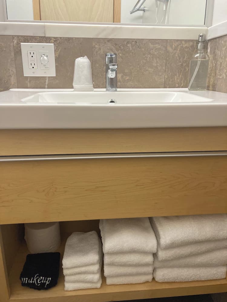 Bathroom sink