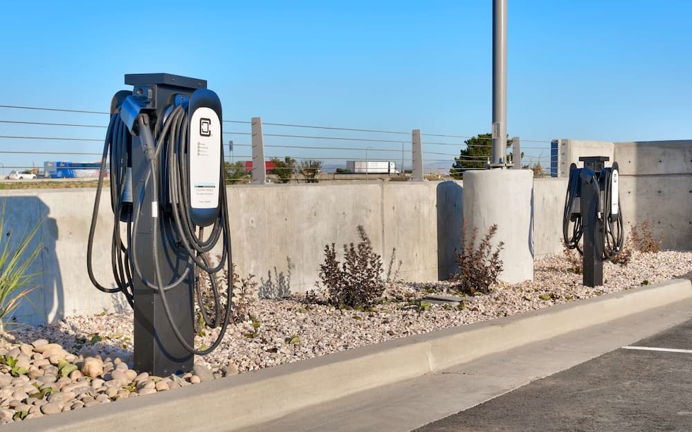Electric vehicle charging station