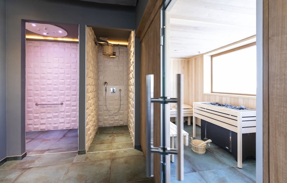Indoor spa tub