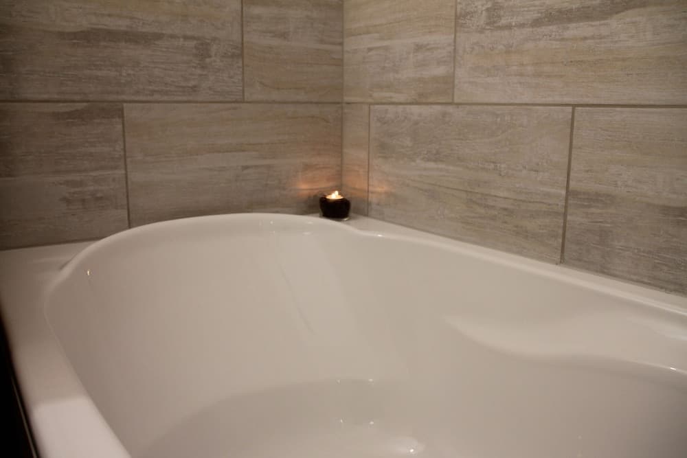Deep soaking bathtub
