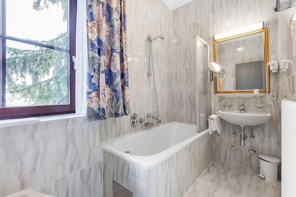 Deep soaking bathtub