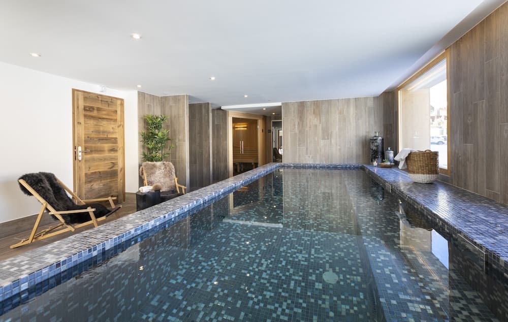 Indoor spa tub